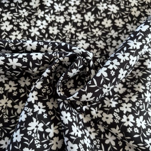 Fehér virágos flokon fekete alapon